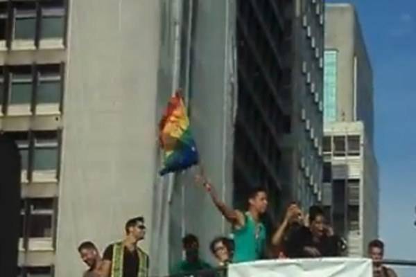 Ex-RBD Christian Chávez segura bandeira arco-íris na Parada Gay