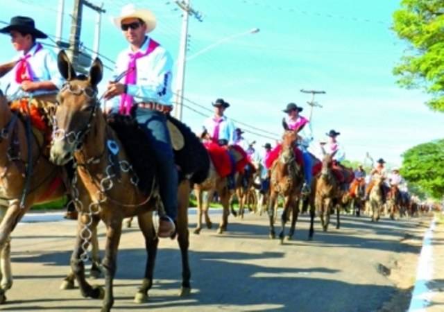 Em cavalgada da Expocol, cavalo morre atropelado e rapaz fica em estado grave