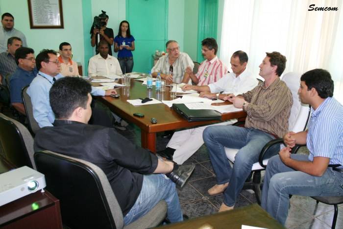 ROVER NEGOCIA CONVÊNIO ENTRE PREFEITURA E CERON