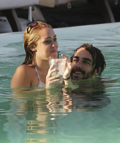 Miley Cyrus aparece acompanhada de outro homem na piscina