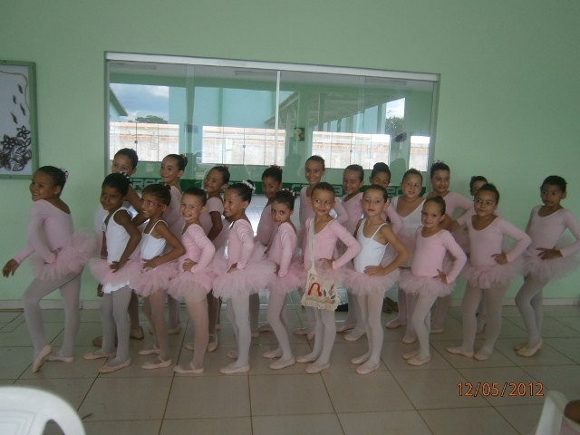 Com cursos gratuitos, famílias de baixa renda matriculam meninas em ballet