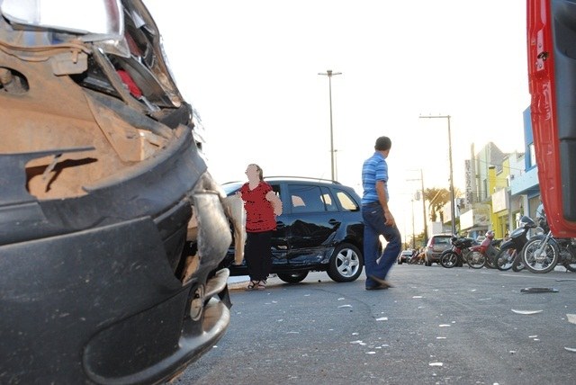 Carros se chocam em cruzamento no centro de Vilhena; ninguém se feriu