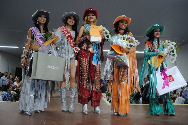 Entre onze candidatas, estudante de 20 anos é escolhida Rainha da Expovil 2012