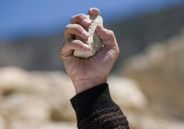Menores barbarizam bairro 5º BEC a pedradas e são presos por uma das vítimas 