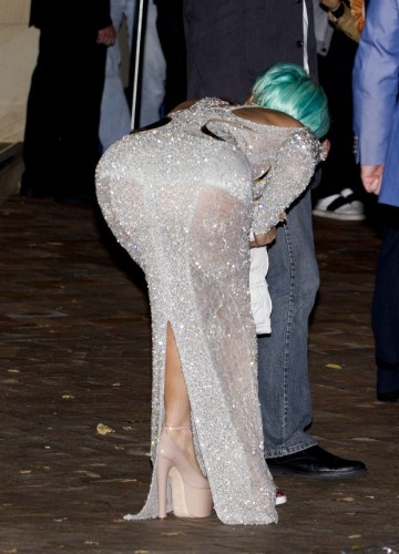 Cantora Lady Gaga abaixa para beijar fã e mostra o bumbum