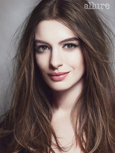 A atriz Anne Hathaway diz que mandaram ela colocar botox aos 23 anos