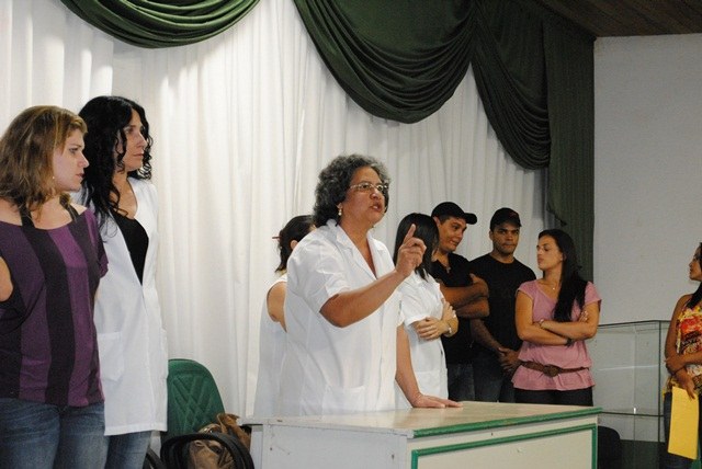Pressionada por alunos com nariz de palhaço, diretora de faculdade entrega cargo