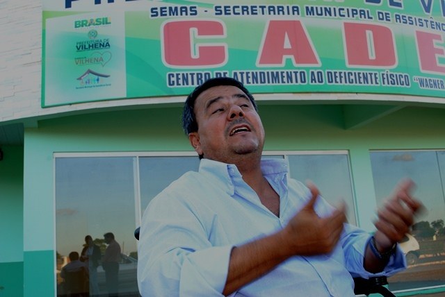 Sem nenhum equipamento ou móvel, primeira-dama “inaugura” prédio do CADEF