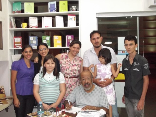 Professor da de Medicina da USP lança obra infantil e dá autógrafos em Vilhena