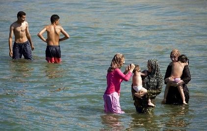 Nada de biquíni: Praias do Marrocos exibem muita roupa e pouco corpo