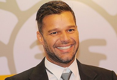 Comediante pede a prisão de Ricky Martin por criar filhos em lar gay