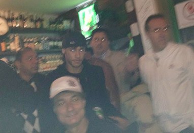 Após eliminação do Santos, Neymar é hostilzado em bar por corintianos