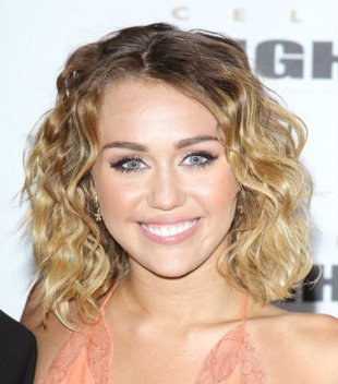 Cantora Miley Cyrus vai à loja que vende maconha nos Estados Unidos