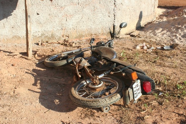 Motorista acerta motoqueiro, perde placa e foge, mas depois volta ao local