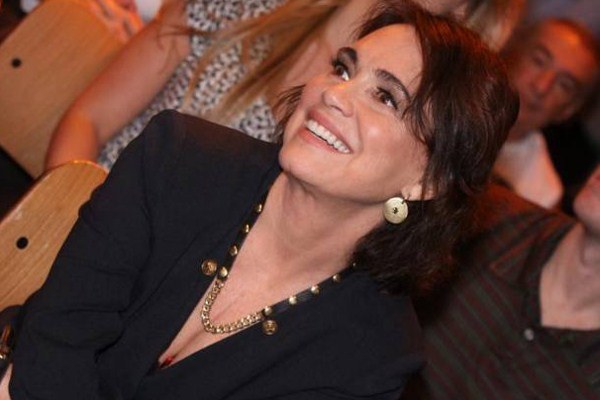 Cobrando R$10 na entrada de sua peça, Regina Duarte diz ser “da massa”