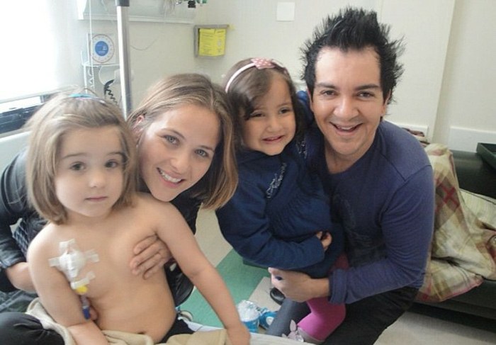 Régis Danese, Luiza Valdetaro e filhas se encontram em sessão de quimioterapia