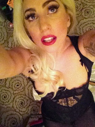 Lady Gaga coloca foto de lingerie e cutuca Igreja católica