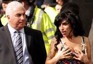 Inconformado, pai ainda manda mensagens para Amy Winehouse