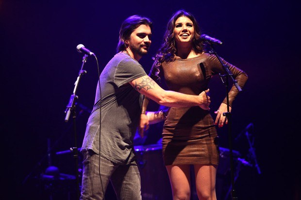 Cintura fina de Paula Fernandes arranca elogio de Juanes em show