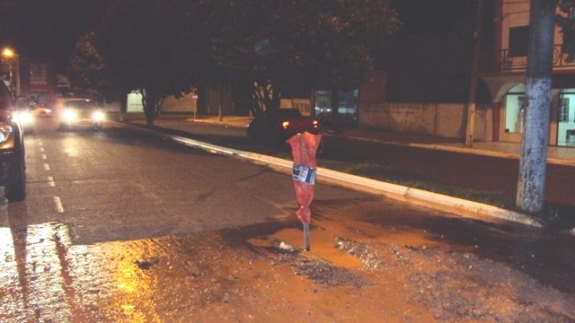 Tubulação rompida ameaça condutores e pedestres na principal avenida da cidade