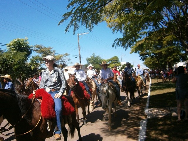 Centenas de pessoas participaram da cavalgada da Expovil 2012