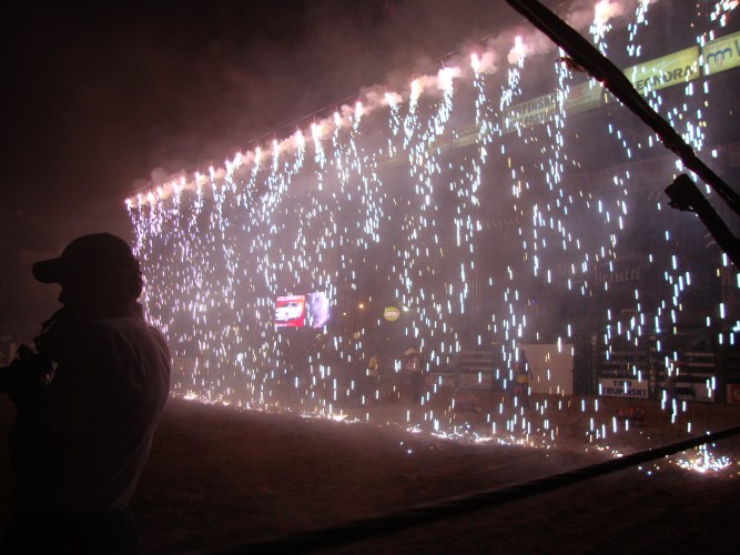 Abertura da Expovil 2012 conta com queima de fogos musicada e início do Rodeio 