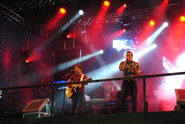 Show da dupla Marcos e Belutti abre 1° noite da Expovil 2012 