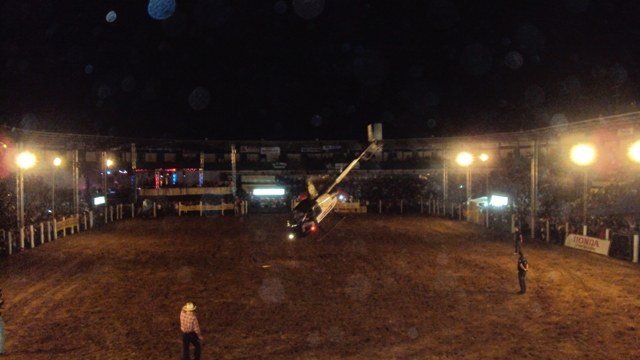 Expovil: piloto faz acrobacias com helicóptero e arranca aplausos do púbico
