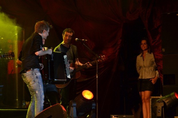 Michel Teló faz show e Thais Fersoza apaixonada assiste do palco
