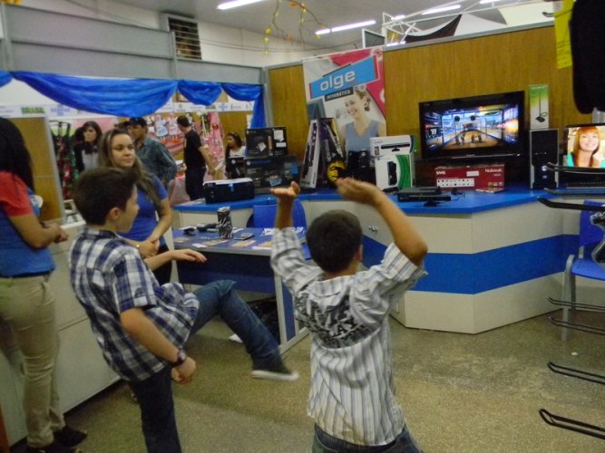 Videogame com raios infravermelhos é atração na feira de negócios da Expovil 