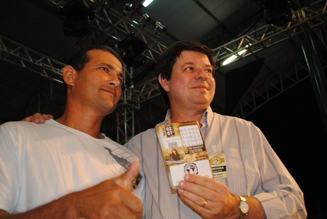 Tratorista e empresário levam prêmios do bingo na terceira noite da Expovil 