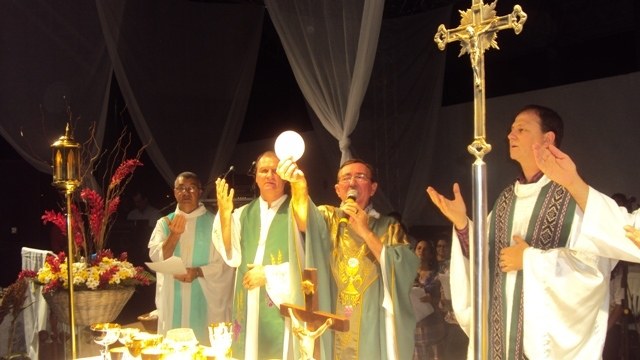 Missa Sertaneja surpreende e emociona católicos; santa chegou de helicóptero