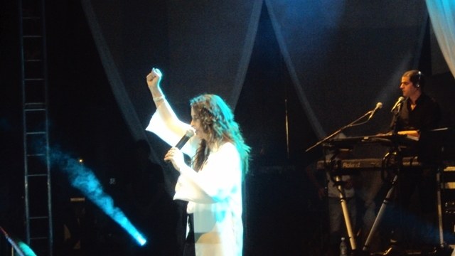 Em noite religiosa, cantora Joana e interpreta sucessos católicos e evangélicos