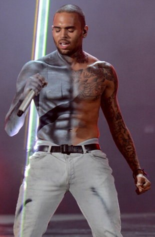 Cantor Chris Brown é preso por porte de armas em festa