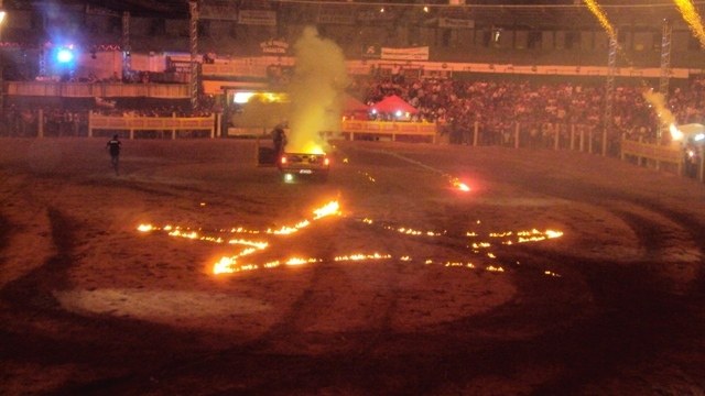 Espetáculo pirotécnico provoca susto e arranca aplauso do público na Expovil