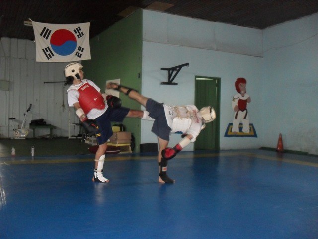 Treinado pelo pai, vilhenense disputa Brasileiro de Taekwondo em Goiânia