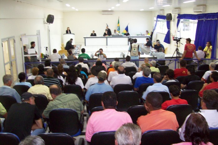 VEREADORES SILENCIAM SOBRE DENÚNCIA DE GASTOS ABUSIVOS