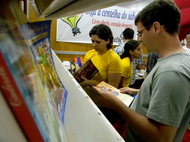 Livraria abre em Feira de Negócios e atrai leitores