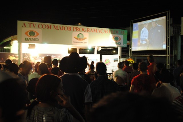 Telão em frente ao estúdio da TV Meridional na Expovil transmite Libertadores 