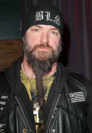 Zakk Wylde, guitarrista de Ozzy Osbourne, batiza o filho de Sabbath Page