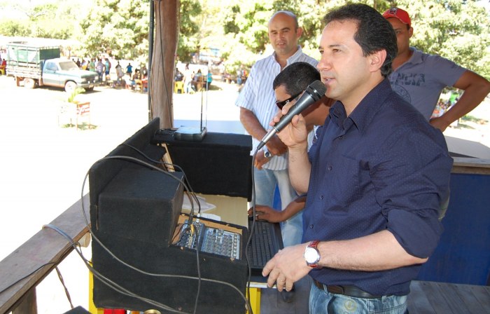 POLÍTICOS TENTAM “FATURAR” ASFALTO DO SÃO JOSÉ