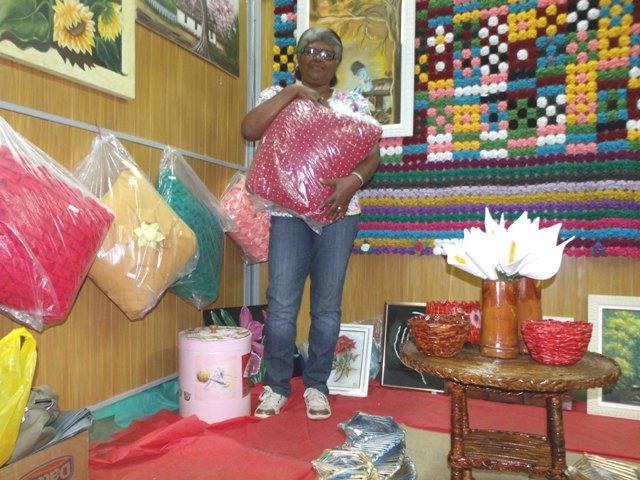 Empreendedora que aprendeu arte em cursos da Prefeitura fatura na Expovil