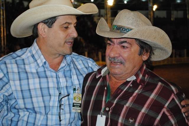 Pecuarista recebe homenagem no encerramento da Expovil e vai às lágrimas