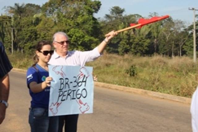 Deputado federal adere a protesto e ajuda a pintar buracos da BR 364