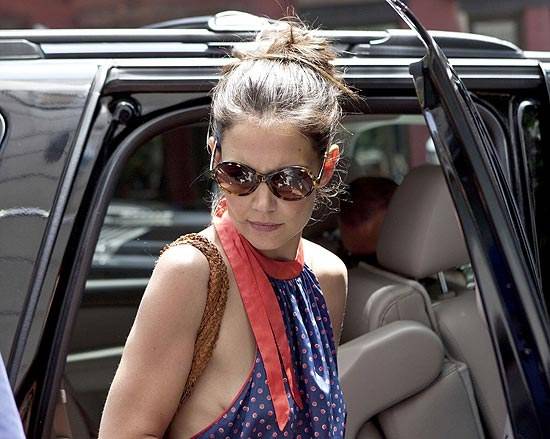 Depois de cinco anos na Cientologia, Katie Holmes voltou para Igreja Católica