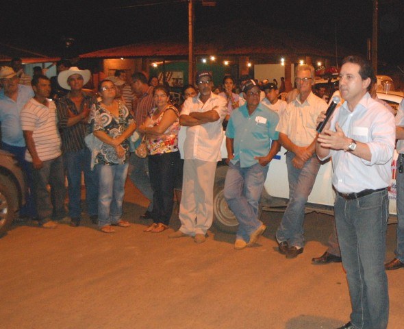 Deputado Natan Donadon garante colheitadeira de milho para Chupinguaia