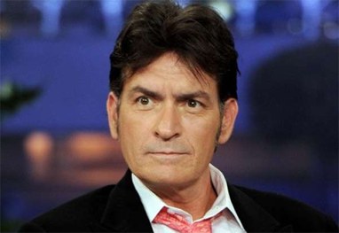 Búúúú! Ator Charlie Sheen revela que vê assombrações de gente morta