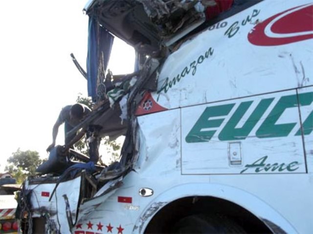 Ônibus da Eucatur bate em carreta; dois morrem presos às ferragens