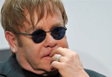 Elton John revela que entregou parte da vida ao álcool e às drogas
