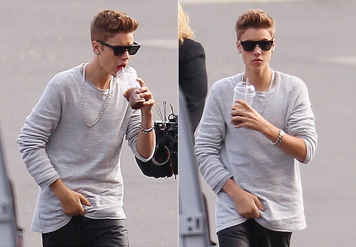 Justin Bieber ajeita as "partes íntimas" ao chegar em estúdio